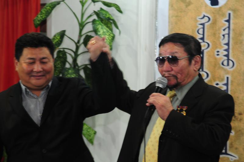 М.Хүрэлсүх: Хүнээр нутгийнхаа тухай, ээжийнхээ тухай шүлэг бичүүлнэ гэдэг бүтэхгүй зүйл байна лээ